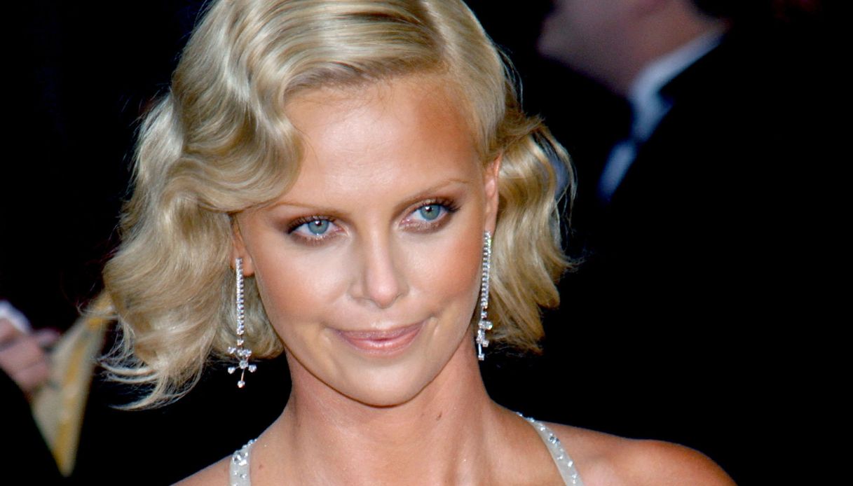Charlize Theron, 10 look iconici che hanno lasciato il segno