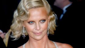 Charlize Theron, 10 look iconici che hanno lasciato il segno