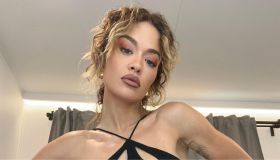 Rita ora, l’abito nero con cut-out è un inno alla sensualità
