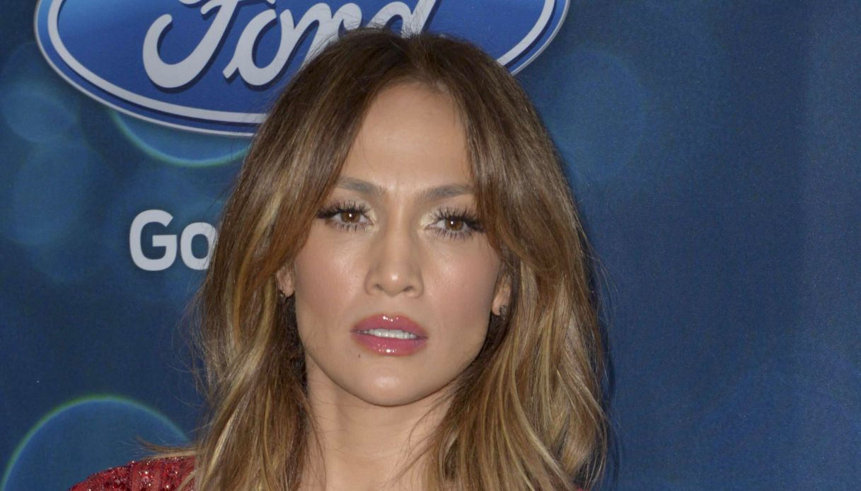 Jennifer Lopez senza trucco condivide la sua skin routine