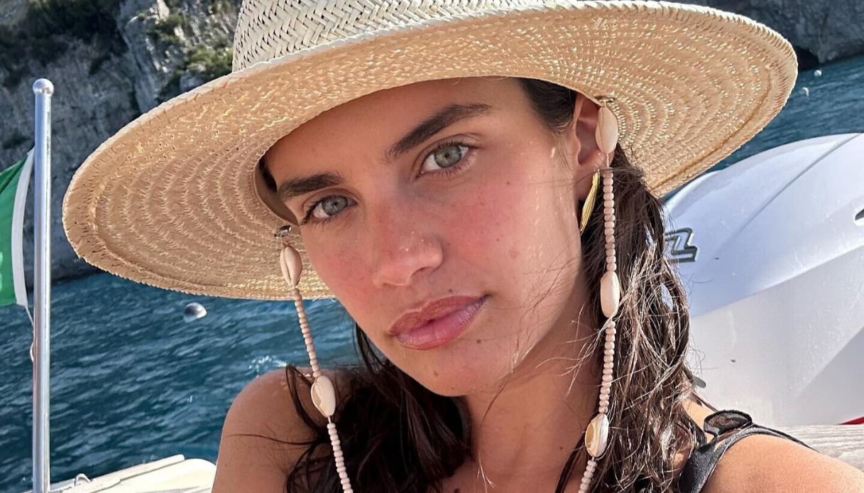 Sara Sampaio, il look da spiaggia più chic dell’estate è suo