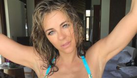 Liz Hurley, il bikini da urlo a 58 anni