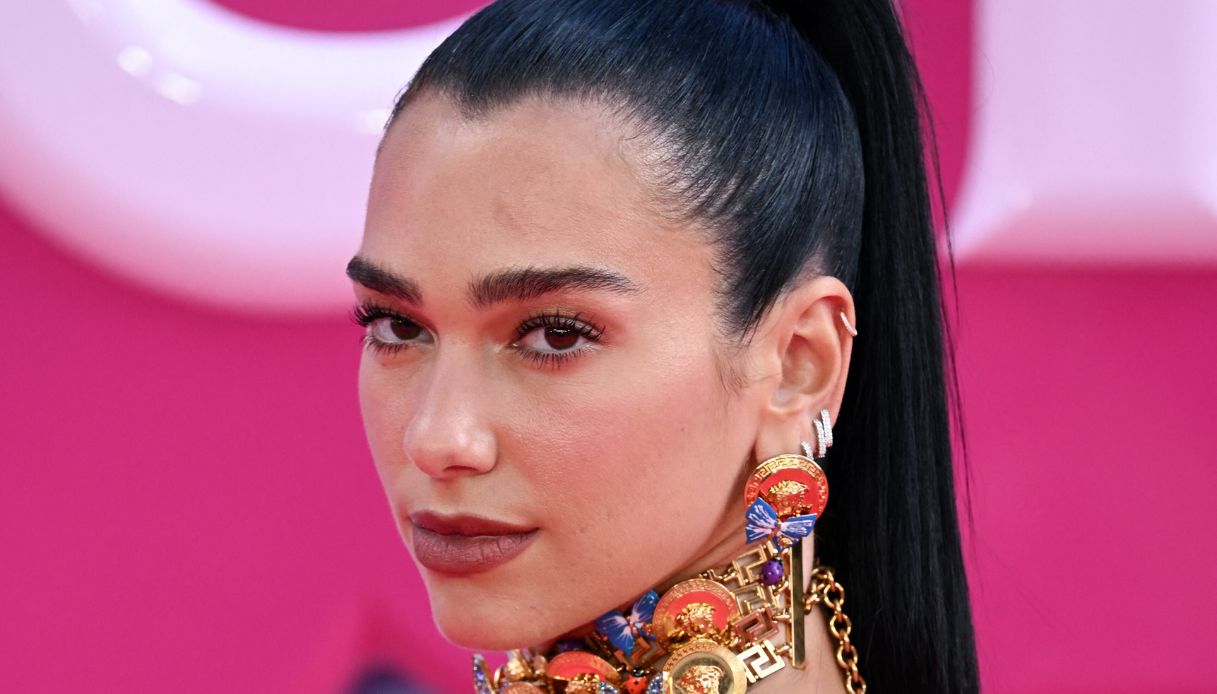 Dua Lipa, sirenetta in nero tra velluto e lingerie a vista