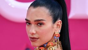 Dua Lipa, sirenetta in nero tra velluto e lingerie a vista