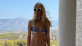 Claudia Schiffer, 53 anni e non sentirli: la top model in bikini lascia senza fiato