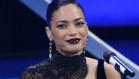 Elodie sul palco in total black e schiena nuda: audace regina dark