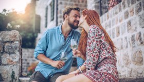 Dallo spagnolo all’inglese… tutte le parole da conoscere (e usare) per vivere uno spensierato flirt estivo