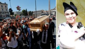Funerali Murgia, l’ultimo saluto alla scrittrice: commozione del marito e dei figli dell’anima