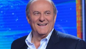 Gerry Scotti, vacanze da nonno: la (rara) foto con la nipotina Virginia