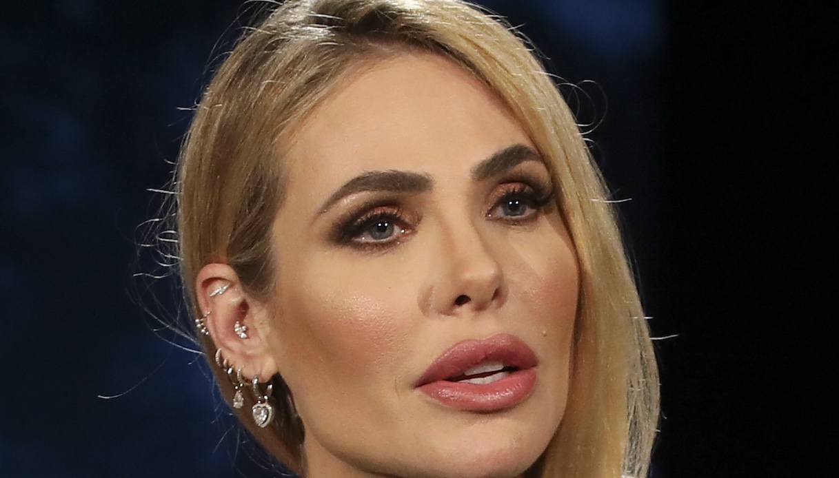 Ilary Blasi, estate in solitaria: Bastian sparisce da Instagram. È già finita?