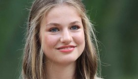 Leonor come Barbie: il look omaggio al film oscura mamma Letizia di Spagna