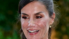 Letizia di Spagna, l’abito boho chic (dal prezzo piccolissimo) che si ispira al Mediterraneo
