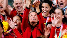 Letizia di Spagna scatenata allo stadio: il look total red da vera tifosa