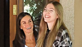 Letizia di Spagna si separa da sua figlia Sofia: prime foto nel college esclusivo