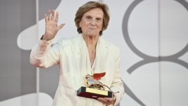 Venezia 80, tutti in piedi per Liliana Cavani: prima regista donna a ricevere il Leone d’Oro alla Carriera