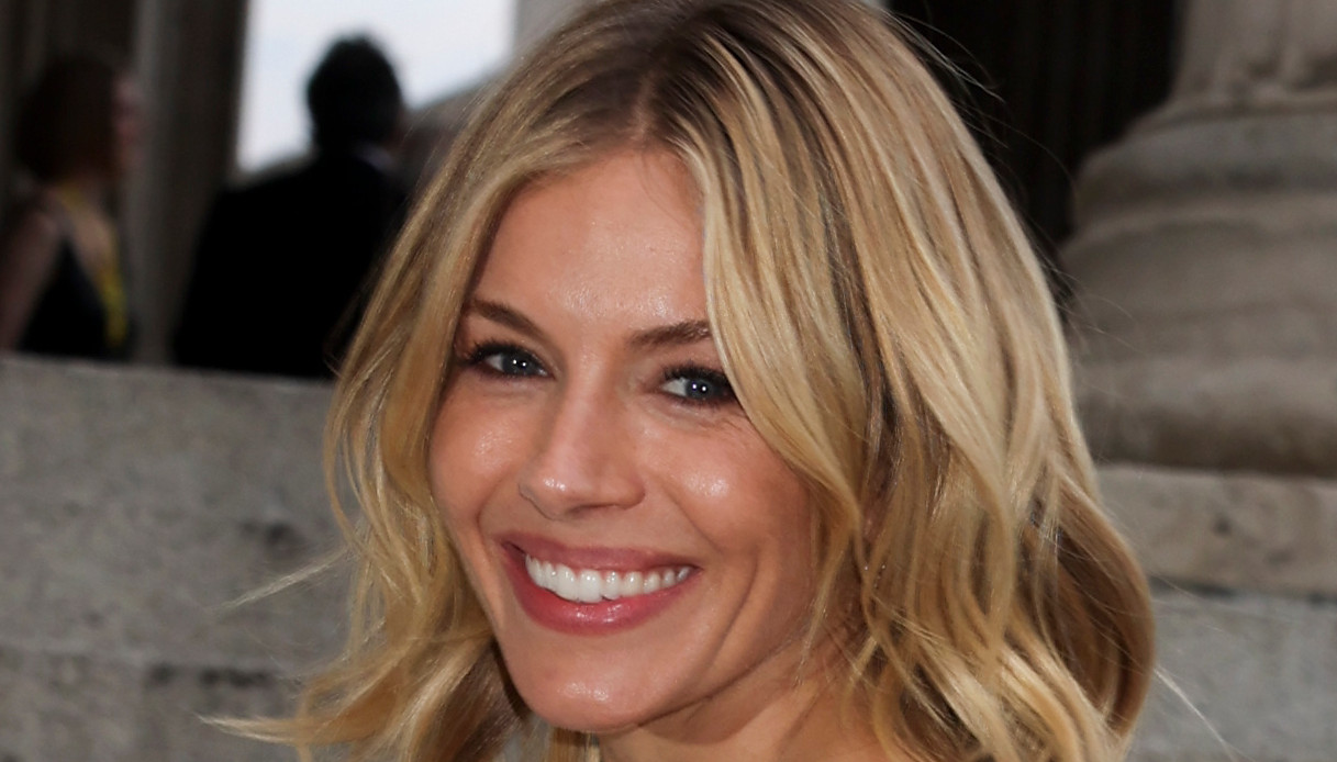 Sienna Miller incinta per la seconda volta: chi è il nuovo compagno Oli Green