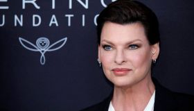 Linda Evangelista torna in pubblico dopo la chirurgia sbagliata e i tumori