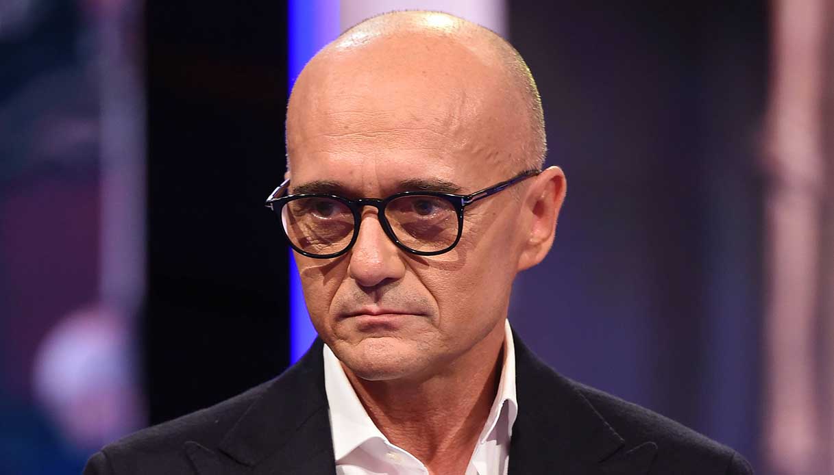 “GF”, Signorini inciampa e sbaglia tutto con Staffelli: Cesara Buonamici salva la situazione