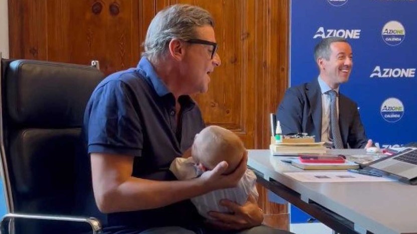 Carlo Calenda culla il bambino di una collega in riunione parlamentare: le immagini