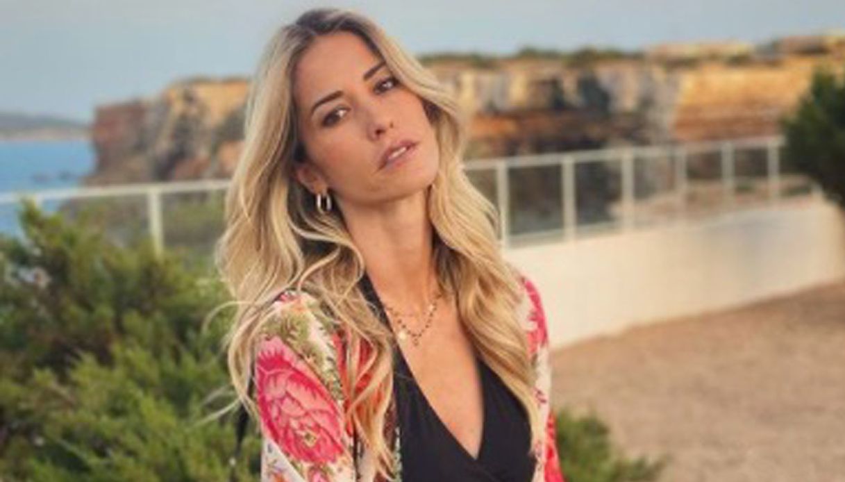 Elena Santarelli curve fantastiche in costume intero: “Un po’ di malinconia”