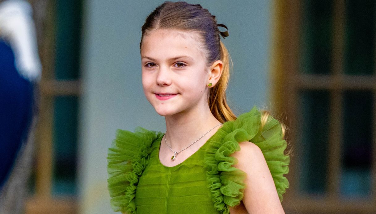 Estelle di Svezia “ruba” l’abito di gala a mamma Victoria: bellissima