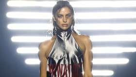 Irina Shayk con gli occhi pesti in passerella: è polemica