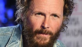 Jovanotti, dopo la caduta “operazione alle gambe sbagliata”: tour a rischio