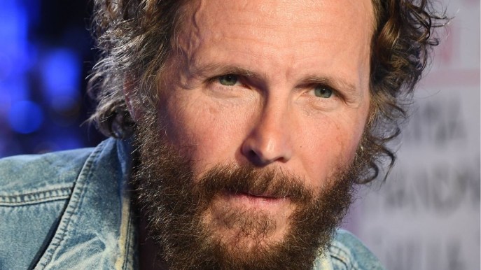 Jovanotti, dopo la caduta “operazione alle gambe sbagliata”: tour a rischio