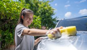 Come pulire e igienizzare l’auto dopo le vacanze (senza fatica)
