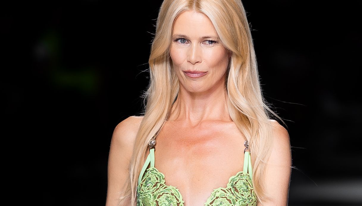 Milano Fashion Week, Claudia Schiffer top model eterna: a 53 anni torna in passerella