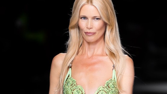 Milano Fashion Week, Claudia Schiffer top model eterna: a 53 anni torna in passerella