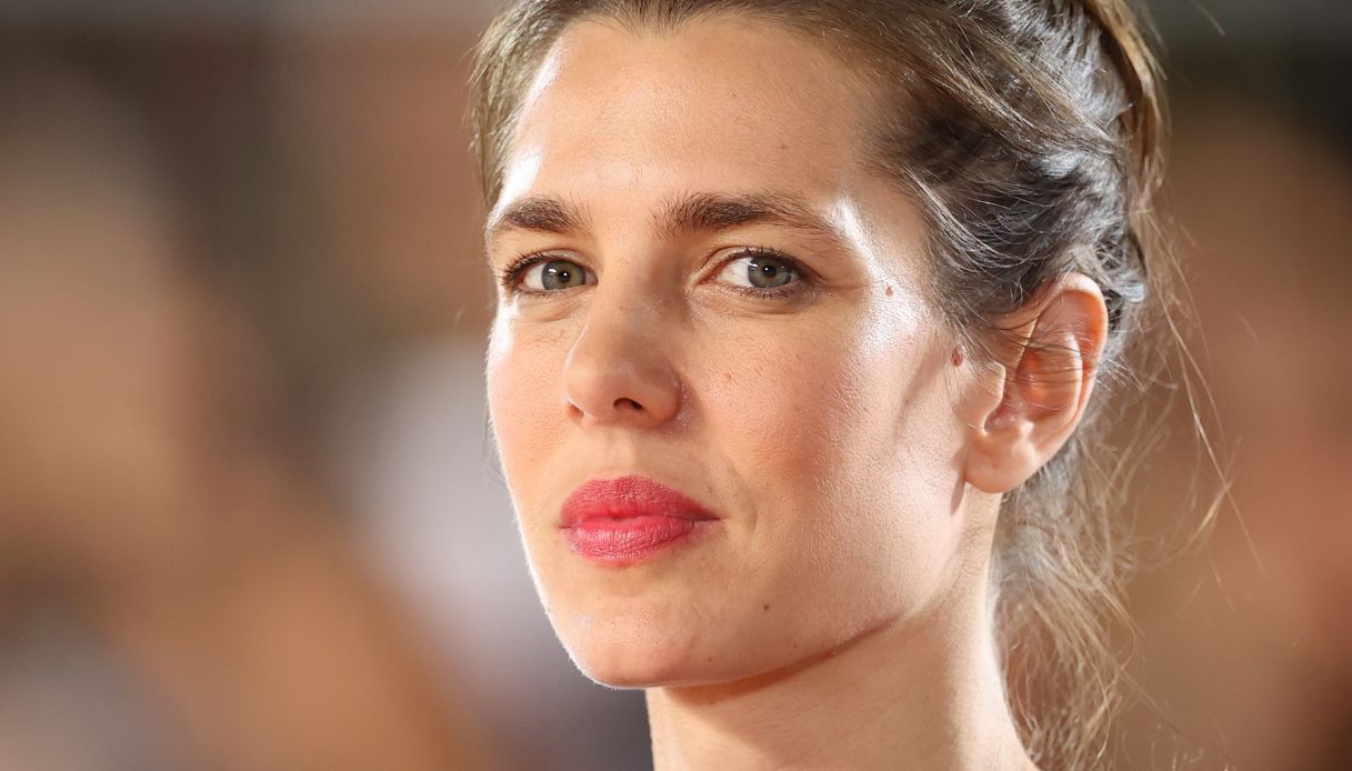 Charlotte Casiraghi fa sognare Parigi con l’abito trasparente
