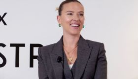 Scarlett Johansson in tailleur grigio: il look genderless che conquista