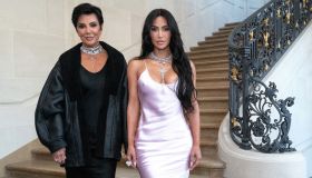 Kim Kardashian e Kris Jenner con look abbinato allo show di Victoria