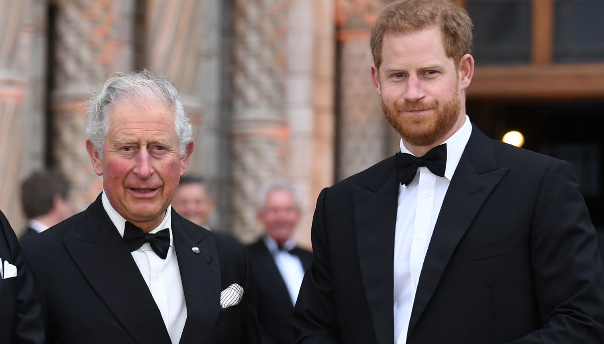 Carlo vuole riappacificarsi con Harry, ma l’affetto paterno c’entra poco