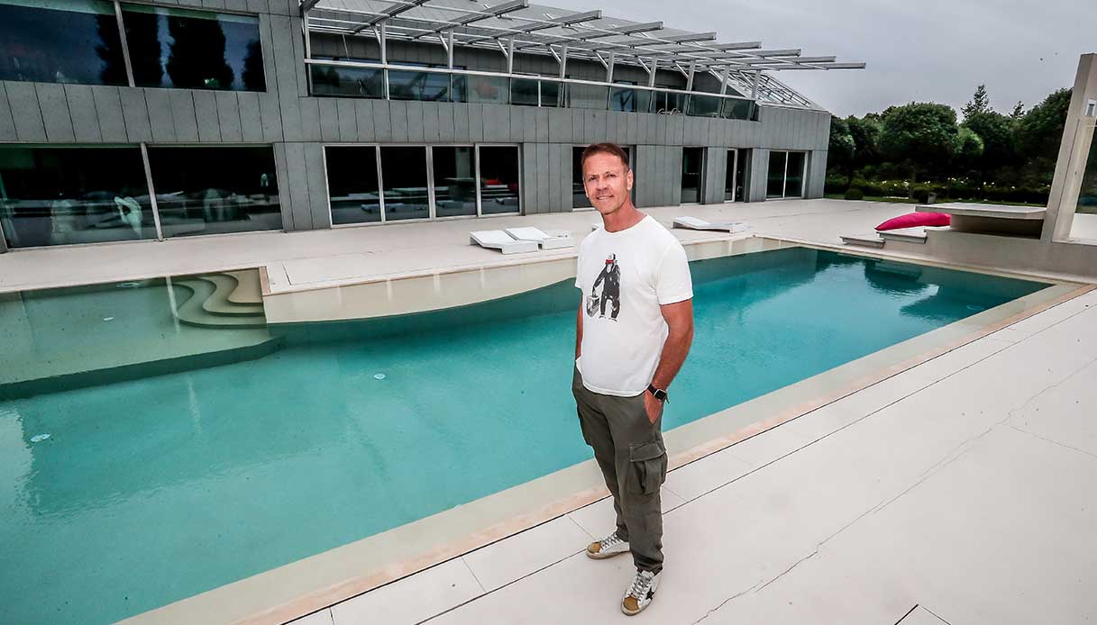 #acasadi Rocco Siffredi: il suo regno tra stanze da sogno e un elicottero in giardino