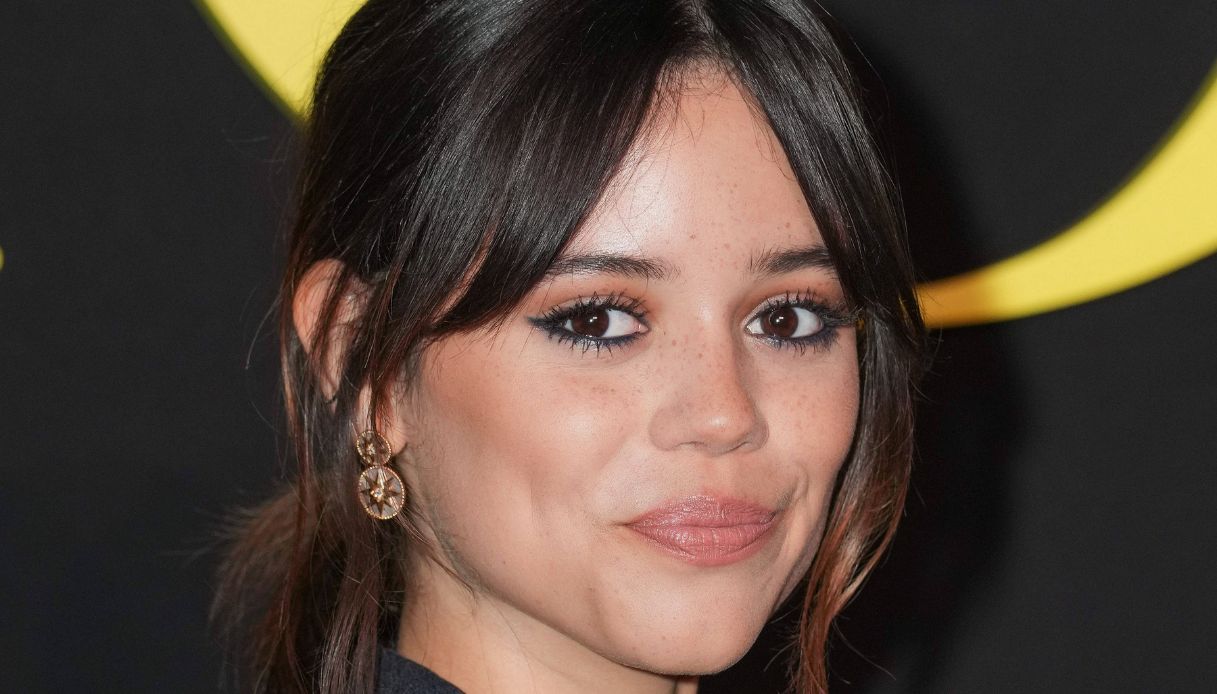 Paris Fashion Week, Jenna Ortega si conferma reginetta del dark