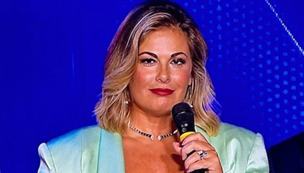 Vanessa Incontrada, cambia look: nuovo taglio wet e tailleur sensazionali