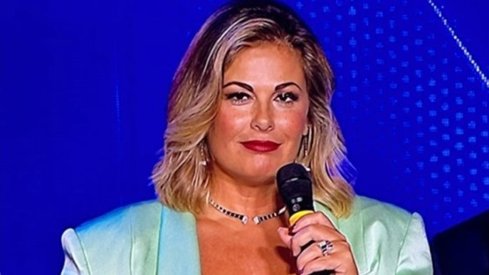 Vanessa Incontrada, cambia look: nuovo taglio wet e tailleur sensazionali