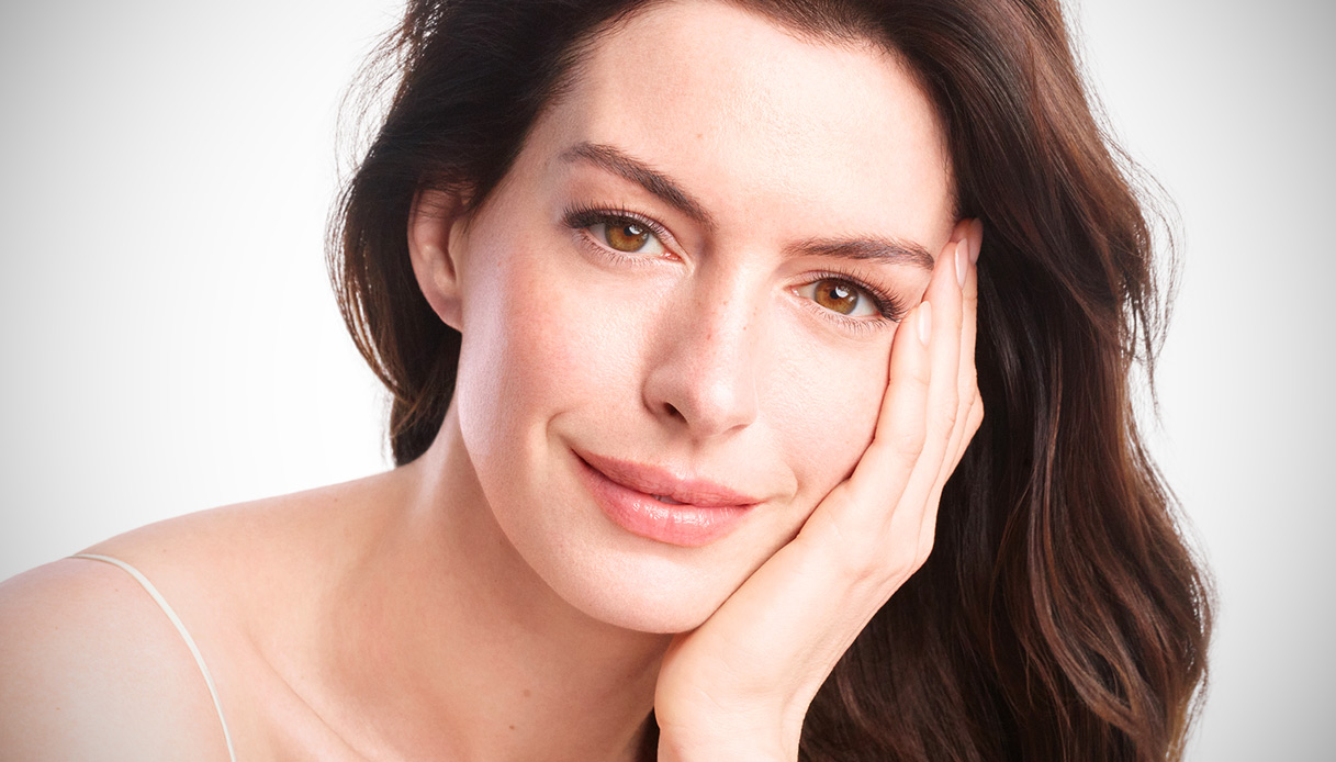 Anne Hathaway Shiseido