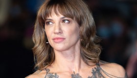 Asia Argento senza veli festeggia 48 anni: “Complicato accettarmi per quella che sono”