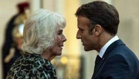 Camilla, look leopardato a Parigi. E Macron osa troppo con il bacio