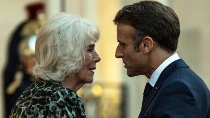 Camilla, look leopardato a Parigi. E Macron osa troppo con il bacio