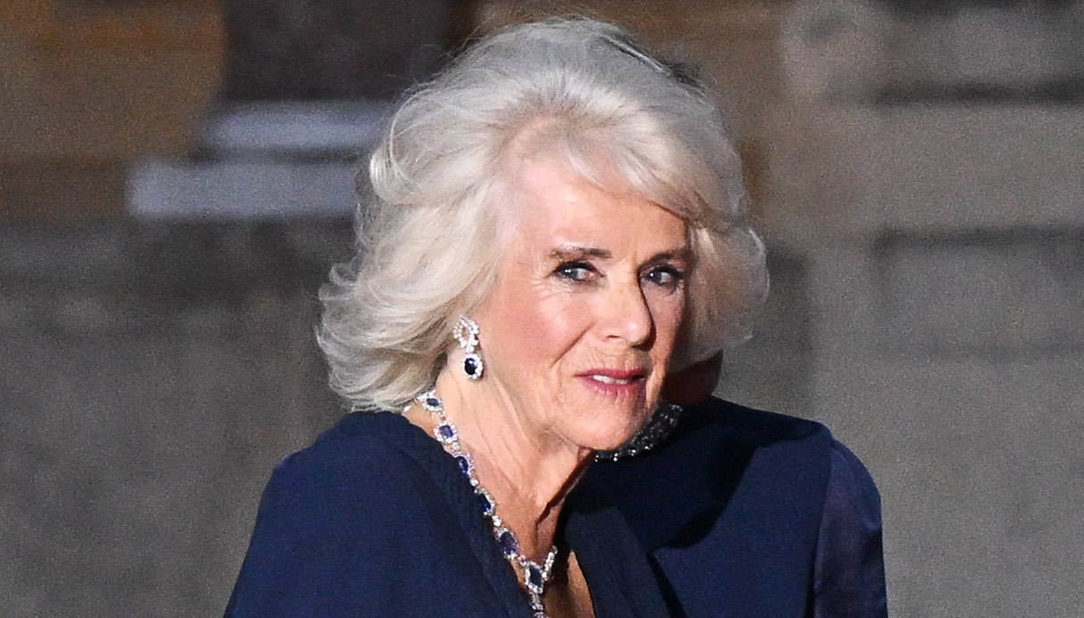 Camilla a Parigi imprigionata dal mantello e il bacio inappropriato