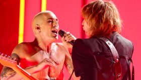 “VMAs 2023”, i Måneskin sono “Best Rock”: il bacio di Taylor Swift a Damiano