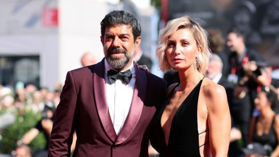 Festival di Venezia 2023, Pierfrancesco Favino e Anna Ferzetti, la schiena nuda trionfa