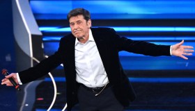 Gianni Morandi, non lo vedremo più: si prende una pausa dai social (e forse sappiamo perché)