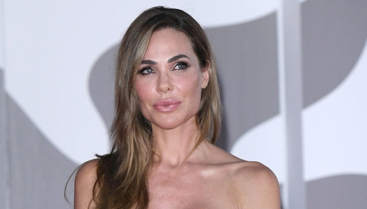 Ilary Blasi ringiovanita in viola: il look su Instagram è esplosivo