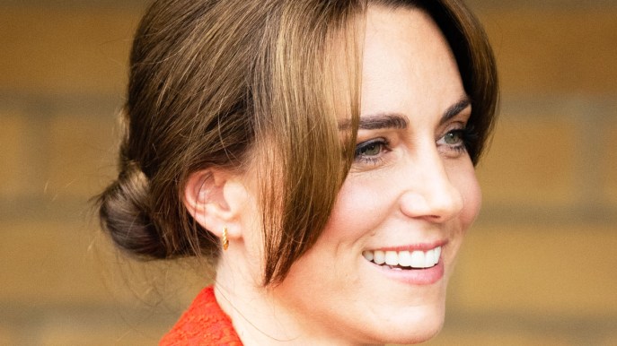 Kate Middleton cambia look: frangia a tendina e giacca iconica low cost