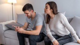 Lui vuole una relazione aperta. Il pensiero mi distrugge